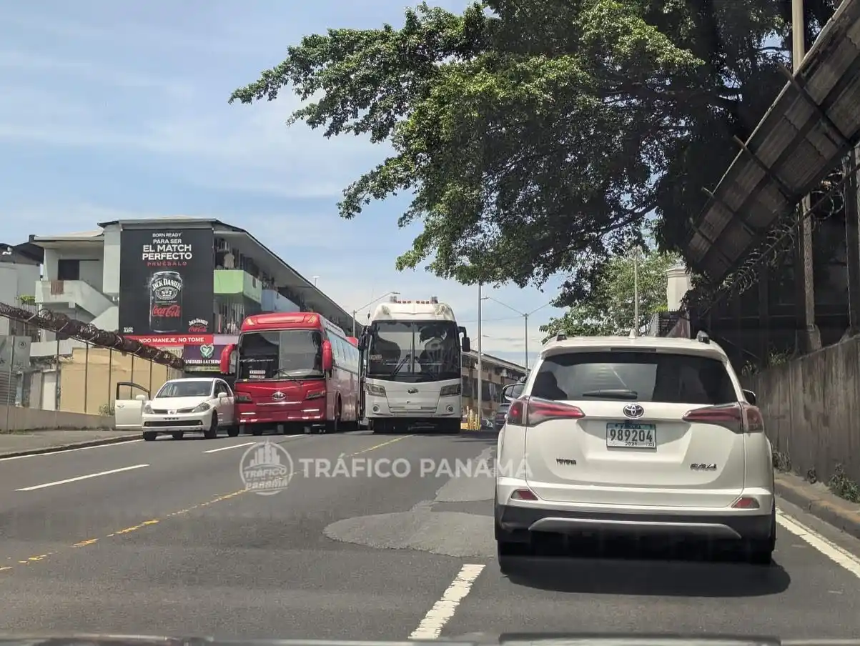 Image from Tráfico Panamá: Colisión en Avenida de Los Mártires hacia Panamá Centro. Precaución....