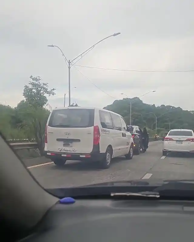 Image from Tráfico Panamá: Colisión en la vía Centenario cerca del puente en dirección hacia la a...