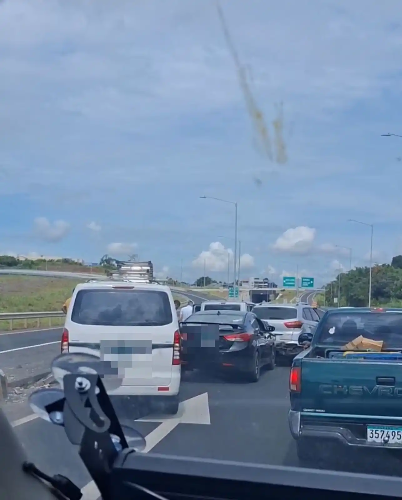 Image from Tráfico Panamá: Colisión múltiple en la Burunga hacia la vía Centenario. Precaución....