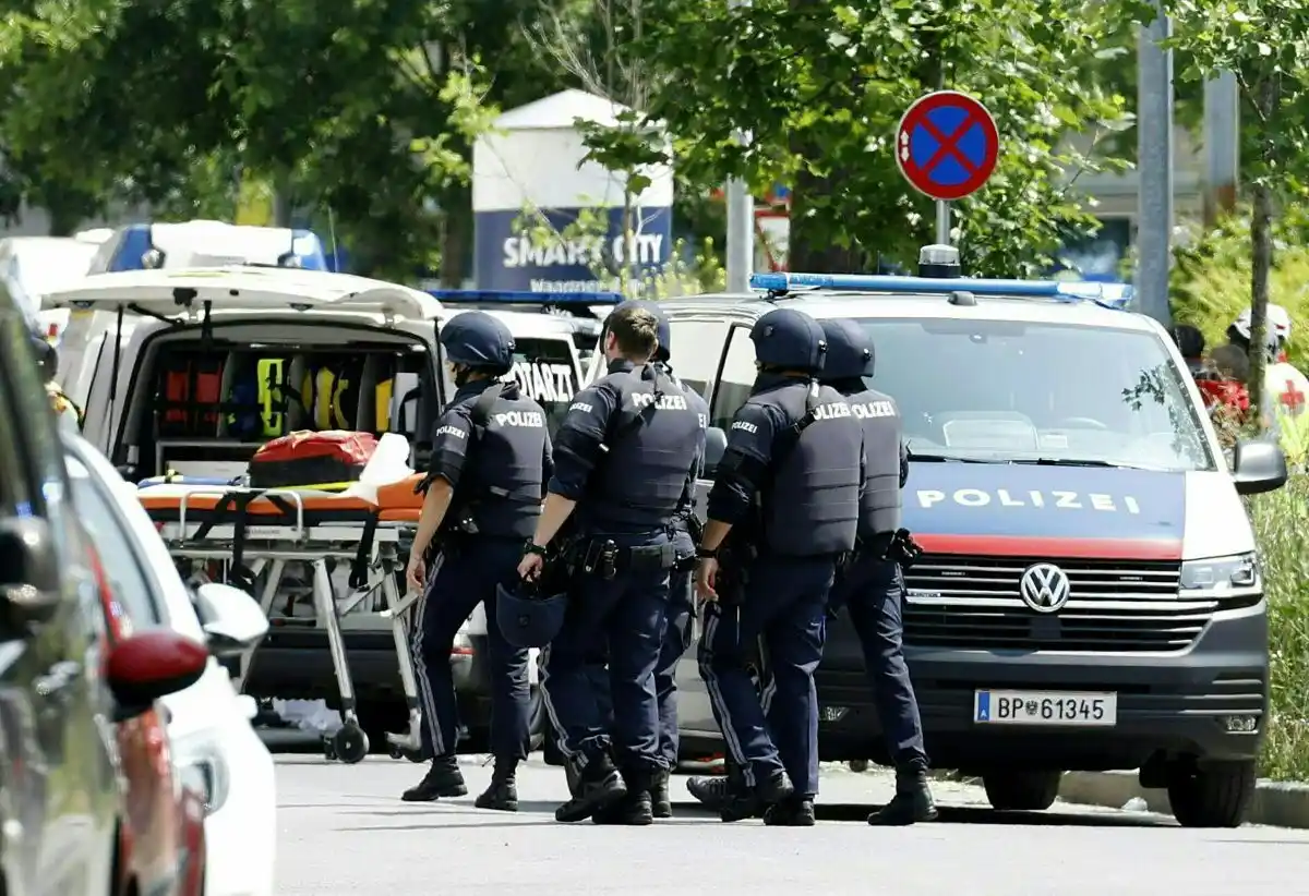 Image from DER STANDARD: *Der heutige Amoklauf an einer Grazer Schule erschüttert Österreich.* ...