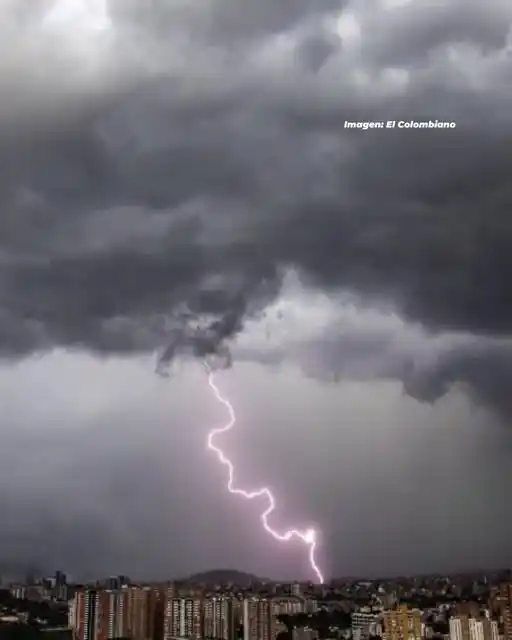 Image from Noticias Metropolitana: *Descarga eléctrica en el Valle de Aburrá* *Facebook:* https://www.fa...