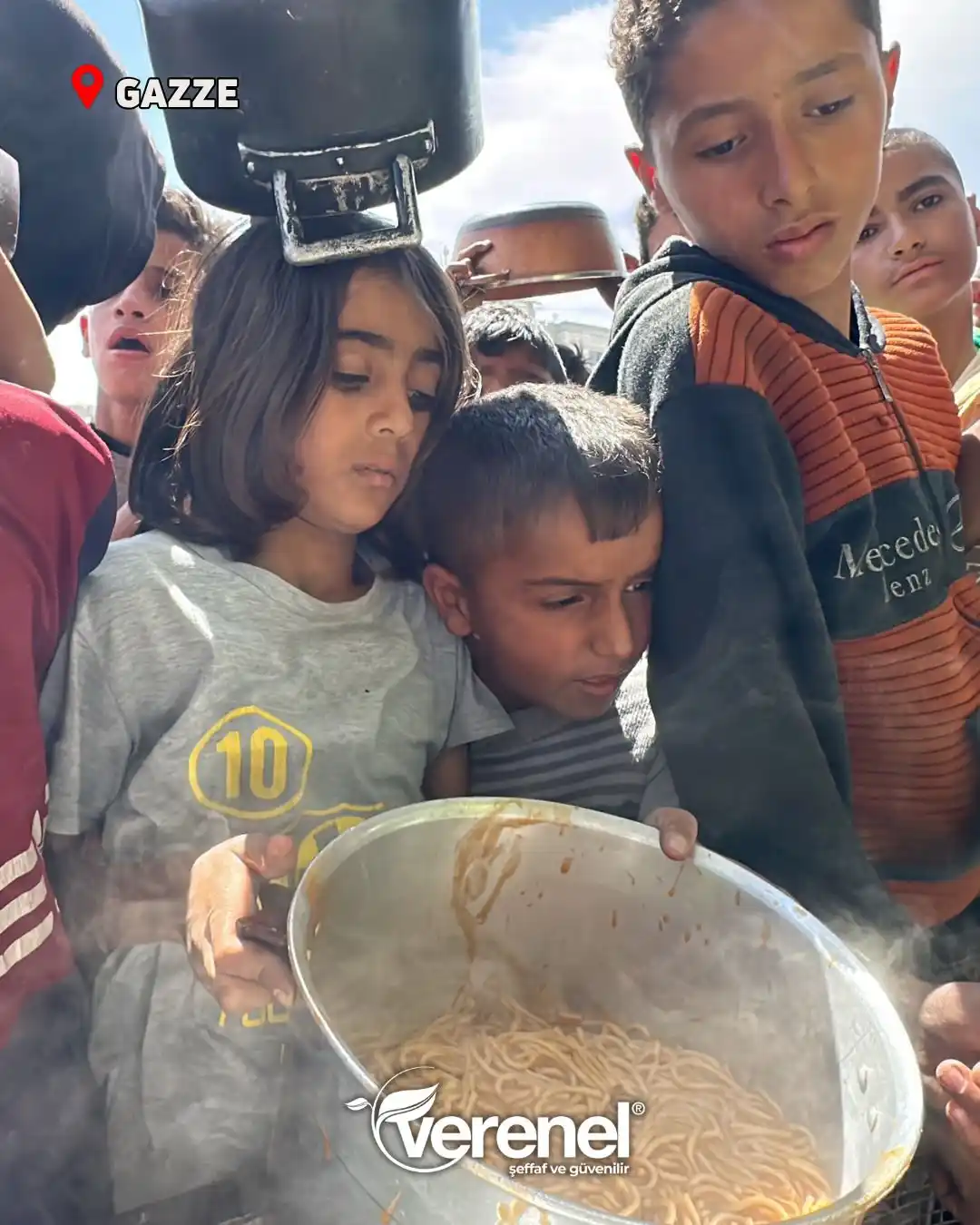 Image from VERENEL: 📍Gazze / Sıcak Yemek Dağıtımı Gazze’de temel ihtiyaçlara ulaşmak her...