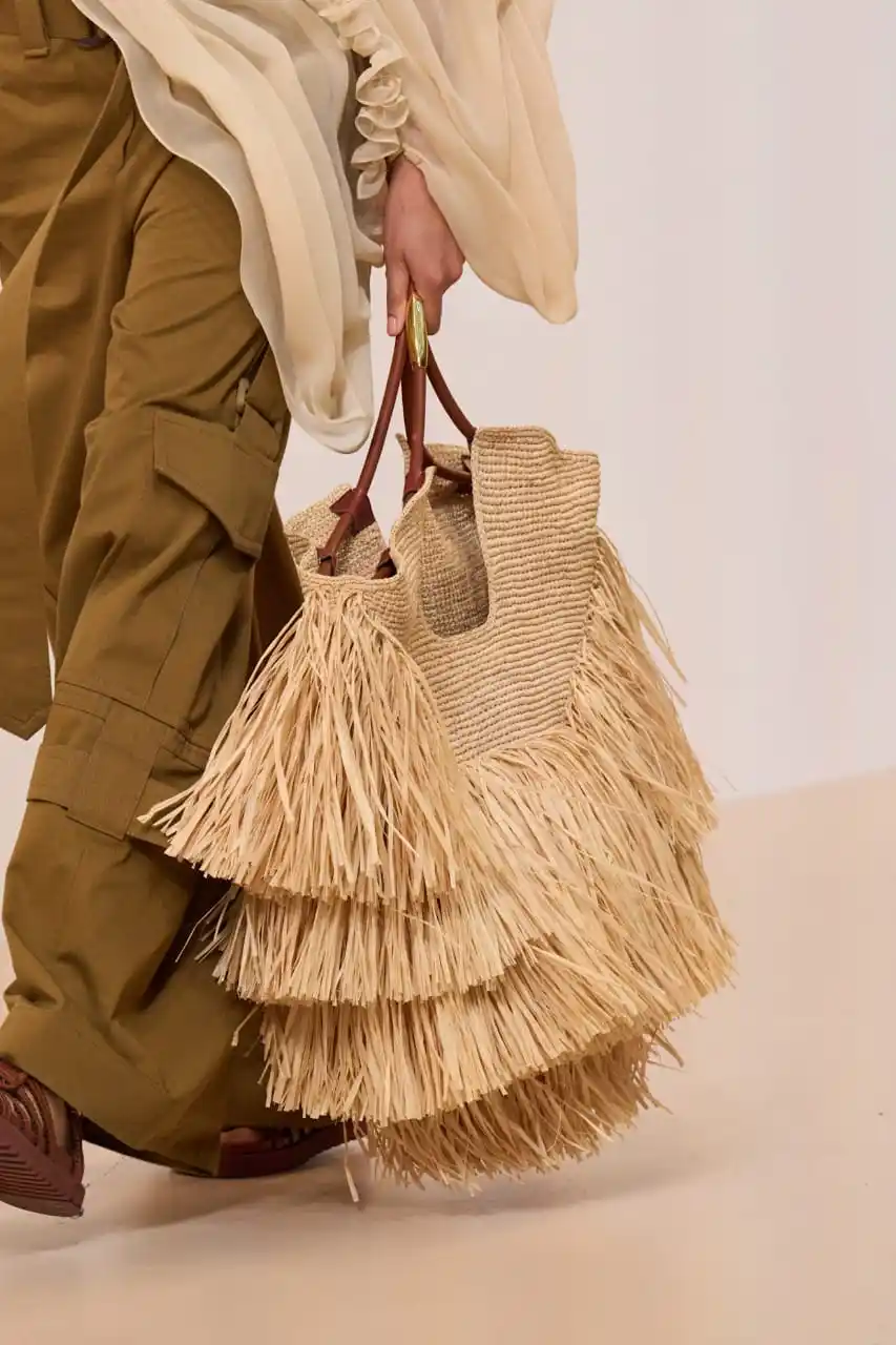 Image from Hia Magazine - مجلة هي: حقائب القش تعود بقوة! 👜☀️ أناقة صيف 2025 تبدأ من هذه التصاميم العصرية...