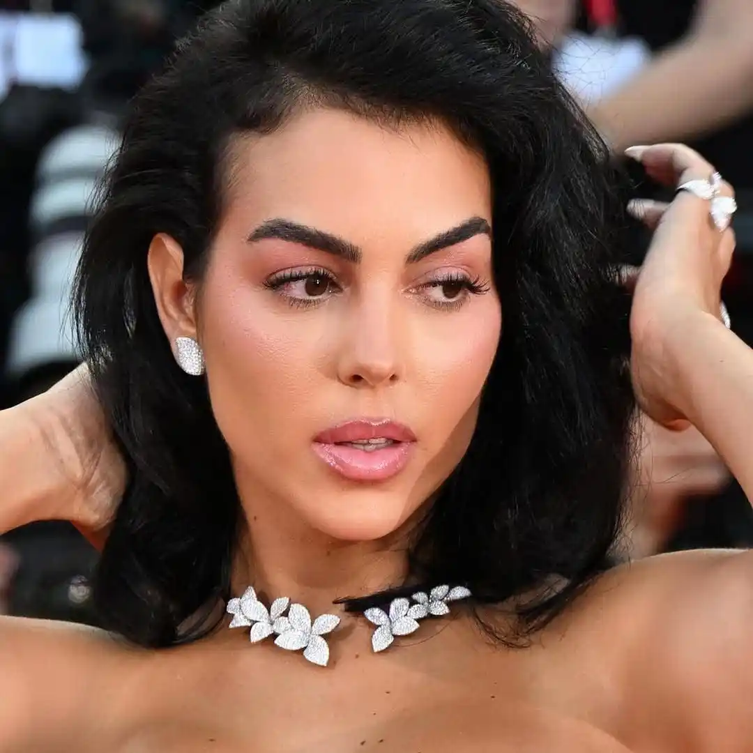 Image from Hia Magazine - مجلة هي: هل يمكن أن تُفسد حرارة الصيف نتائج عمليات التجميل؟☀️💆♀️ تعرفي على ال...