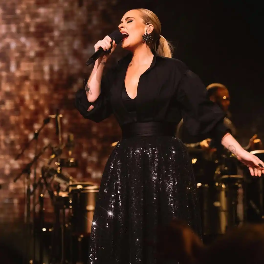 Image from Hia Magazine - مجلة هي: حين تتمايل الموضة على أنغام الموسيقى 🎤👗 كيف غيّر ستايل الغناء صيحات ...
