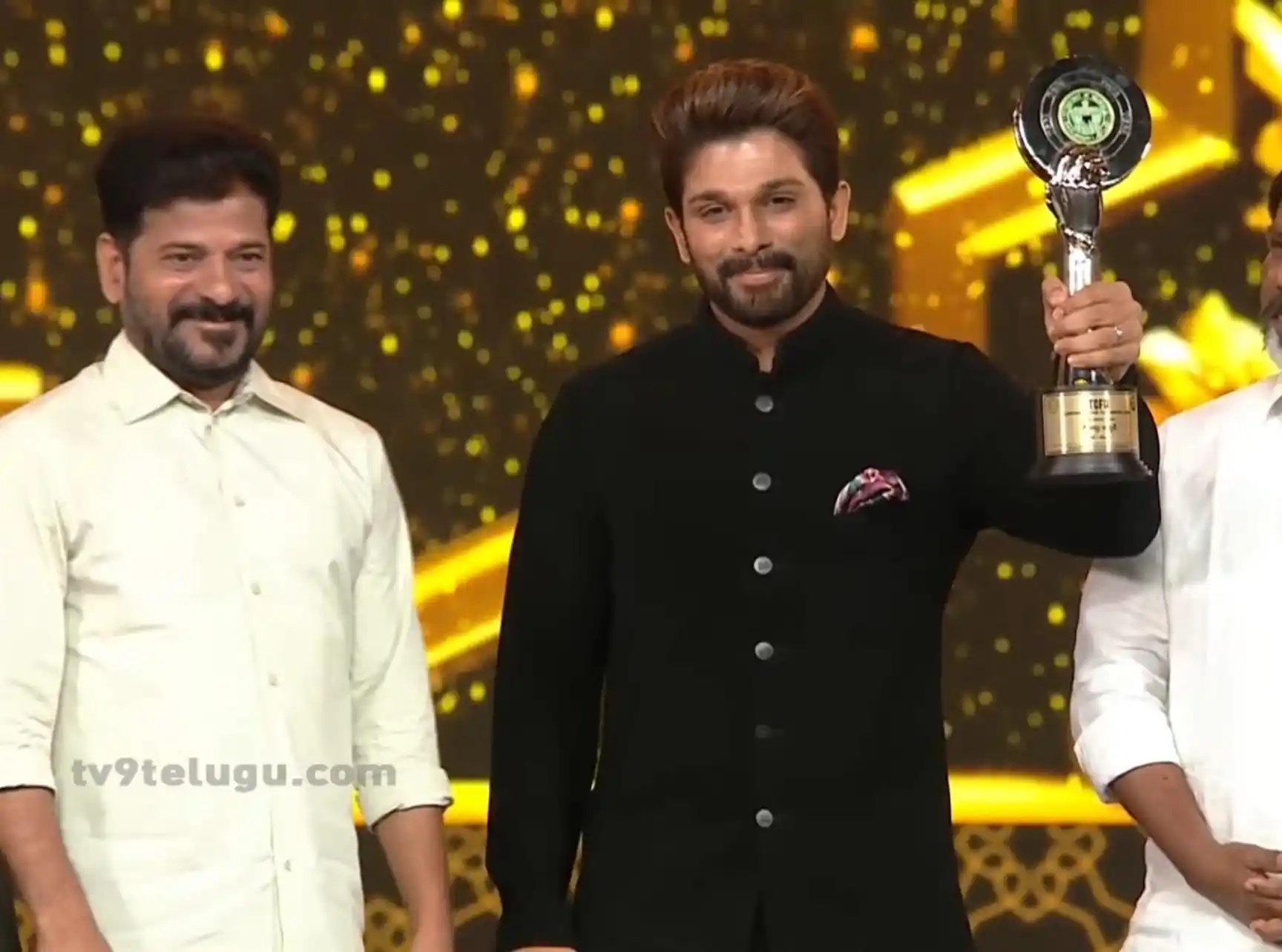 Image from Allu Arjun Updates ❤️😍: I'm Dedicating This Award To All My Fans 🙏 I Will Make My Fans More M...