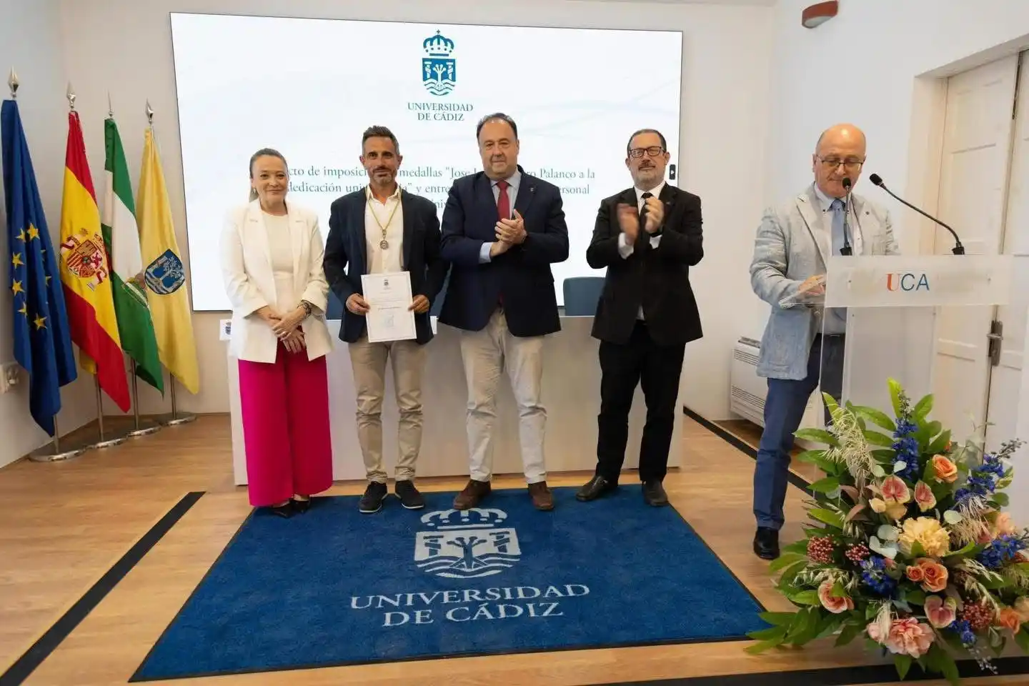 Image from Carmen Álvarez 🔻: 🎓✨ La Universidad de Cádiz ha reconocido con la Medalla ‘José Luis Ro...