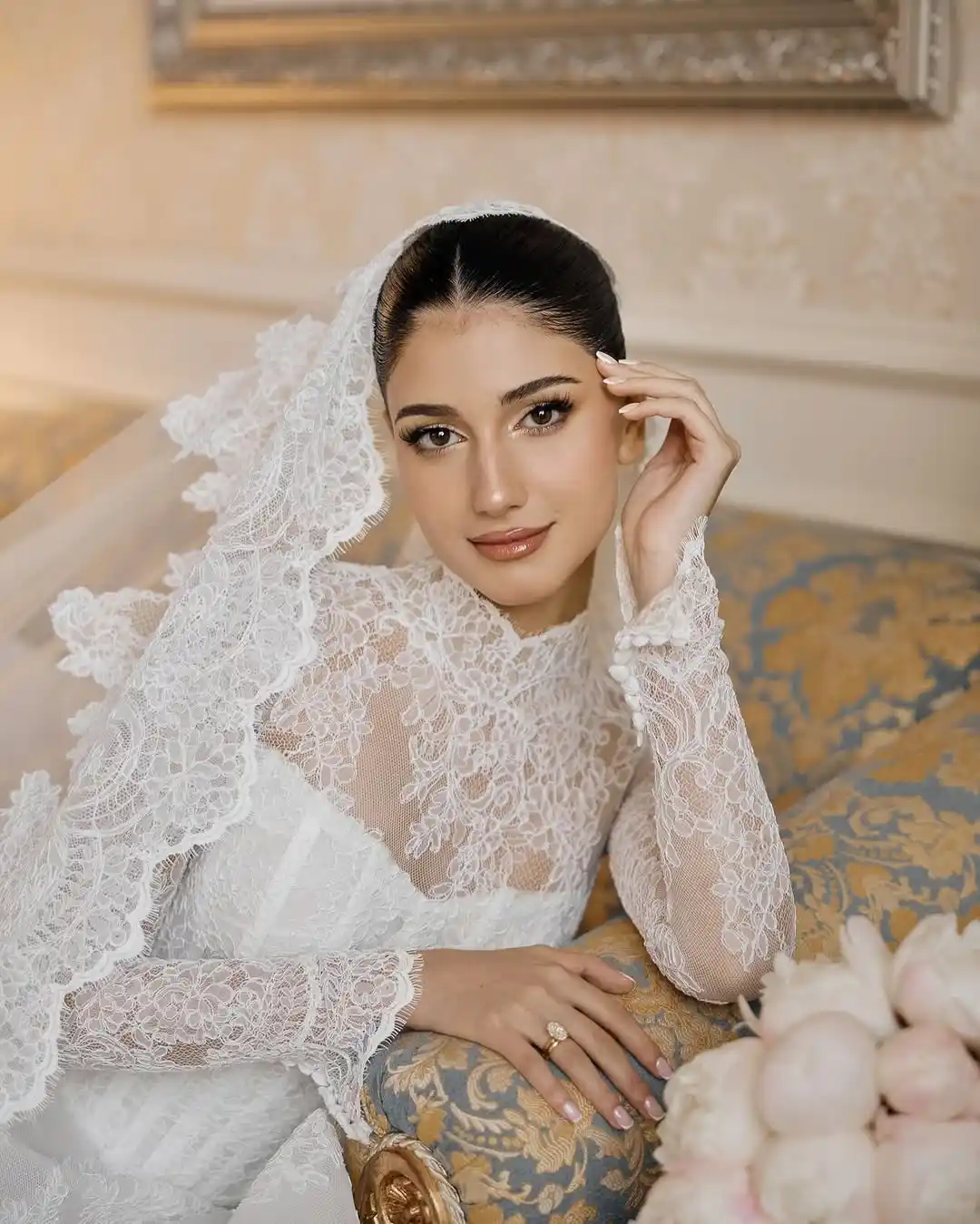 Image from Hia Magazine - مجلة هي: مكياج ناعم وتسريحة كلاسيكية.. هكذا خطفت شيرين بيوتي الأنظار في زفافها✨...