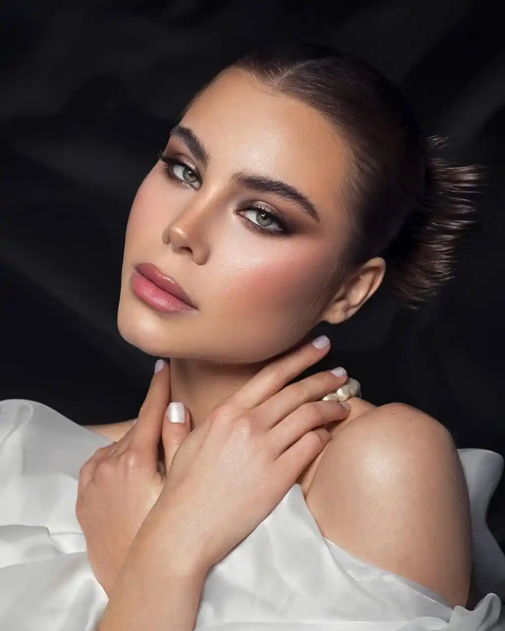 Image from Hia Magazine - مجلة هي: مكياج زفاف 2025 💄✨ لمسة طبيعية راقية تُبرز جمال العروس بأسلوب الخبراء...
