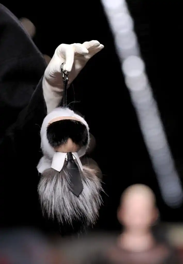 Image from Hia Magazine - مجلة هي: من "كارليتو" إلى "لابوبو": حُلي الحقائب.. حكاية هوس يتجدد في عالم المو...