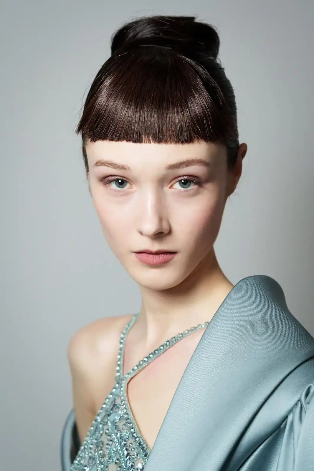 Image from Hia Magazine - مجلة هي: موضة الغرة الأمامية تفرض حضورها في صيف 2025! ✂️☀️ لمسة أنثوية جريئة تم...