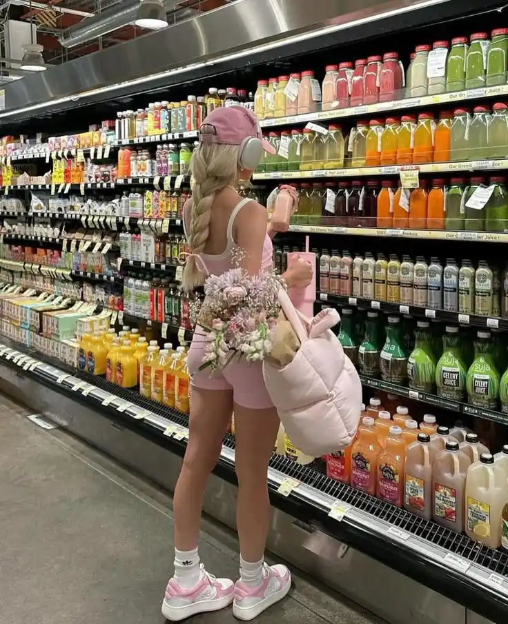 Image from 𝑯𝒆𝒍𝒆𝒏𝒆.𝒙𝒙🌸♡🪼: Shopping 🛍️ Girl •••••••••••••••••••••••••• Trinke gerade mein Eis �...