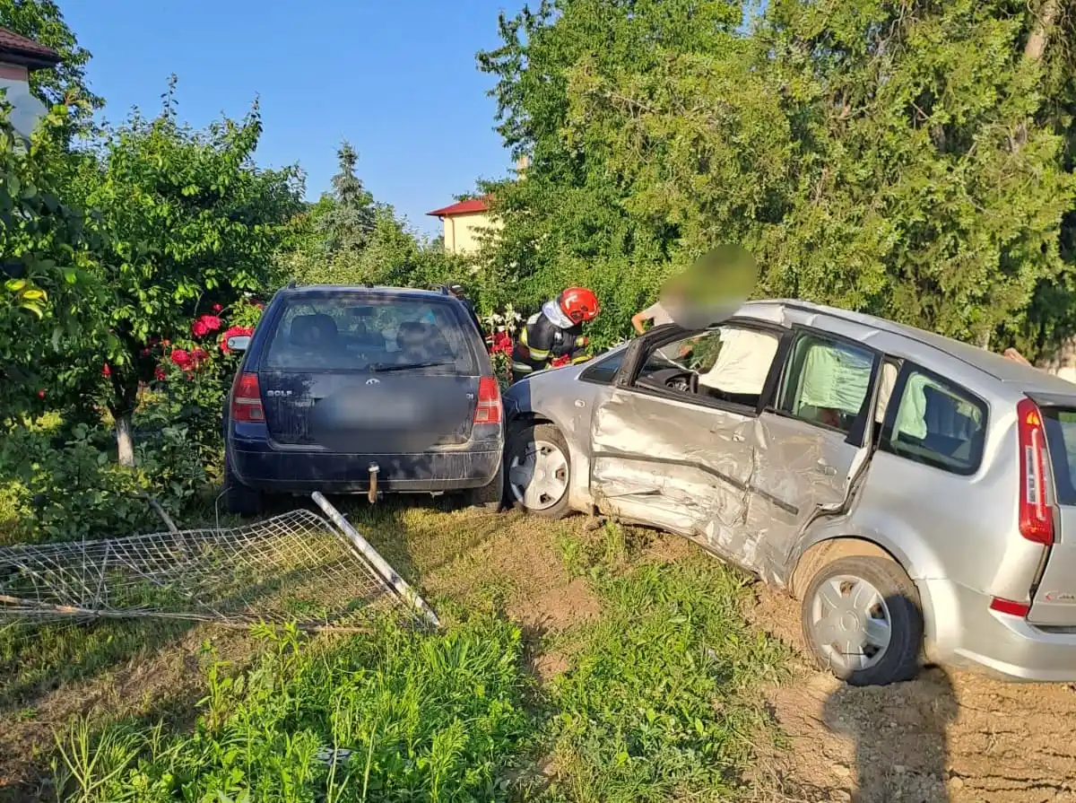 Image from Botosaneanul.ro: Trei răniți ajunși la spital după o ciocnire în fața Poliției https://...