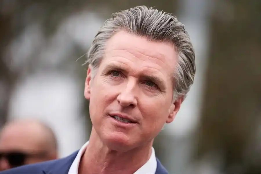 Image from EFE Verifica: 🇺🇸 *El gobernador de California no rompió relaciones con la Casa Bla...