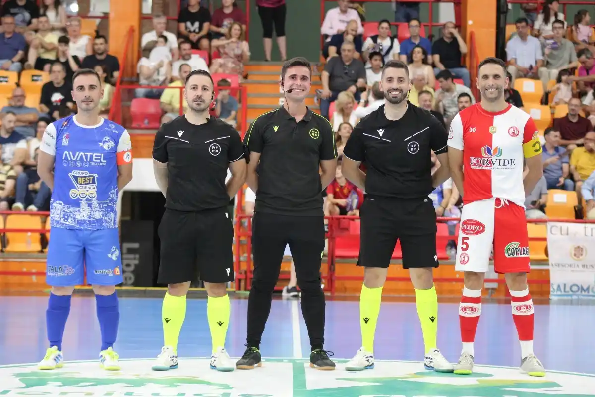 Image from FFCM: 🤝 VISITA | ▶️ El FS VivoCuenca es de Segunda "B" RFEF Futsal 🎤 Da...