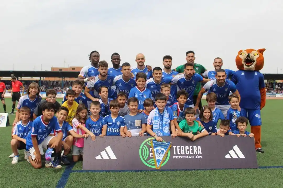 Image from FFCM: 🤝 VISITA | ▶️ El YUGO UD Socuéllamos firma tablas frente al CD Cayón...