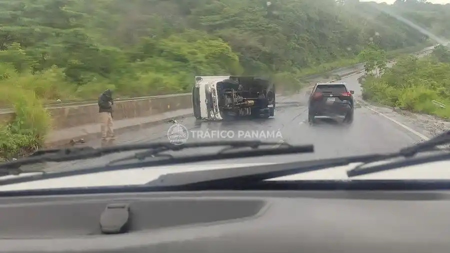Image from Tráfico Panamá: Vuelco en la vía Interamericana en Ojo de Agua en Veraguas. Precaución...