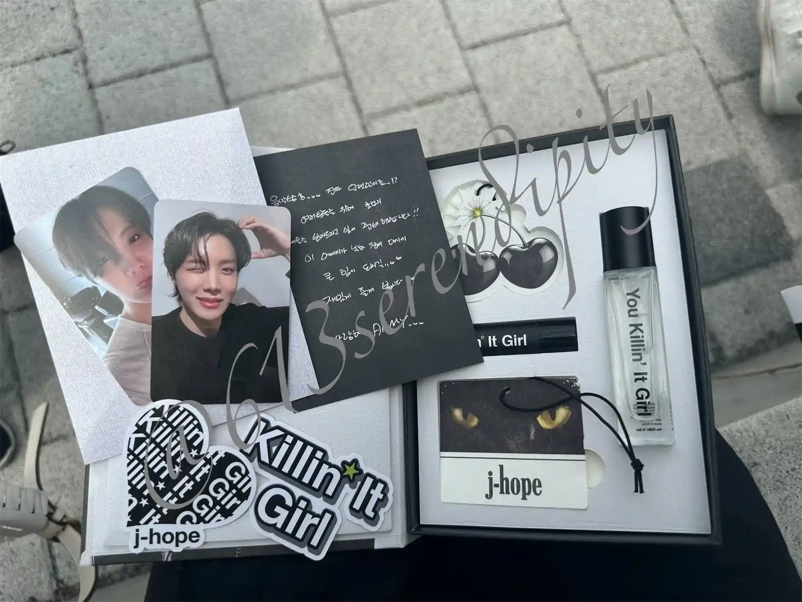 Image from INFO BTS: Y justamente army ya mostró los regalos qué Hobi dio para la pre graba...