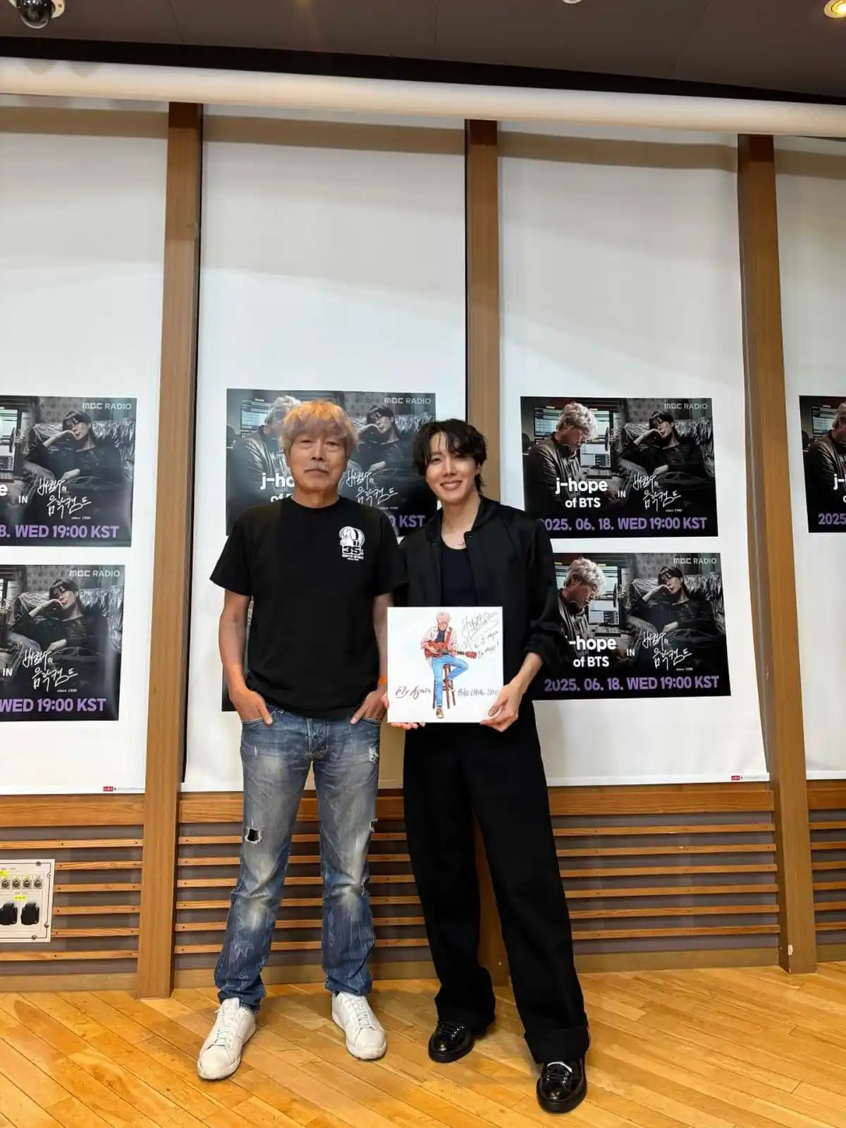 Image from THE BULLET GIRLS LATINOAMERICA: Bae Chul Soo publicó una foto con Hobi: — Por primera vez en 5 años, ...