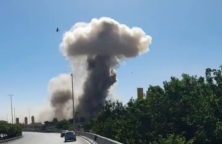 Image from Impact World News: 🚨 *ब्रेकिंग:*   *तेहरान में खामेनेई के भूमिगत मुख्यालय पर इसराइल का ह...