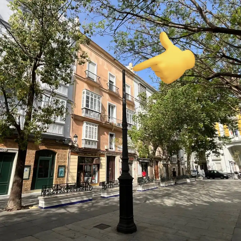 Image from Cádiz Abandonada: 💡Continúa sin ser repuesta la farola ornamental de dos brazos mutilad...