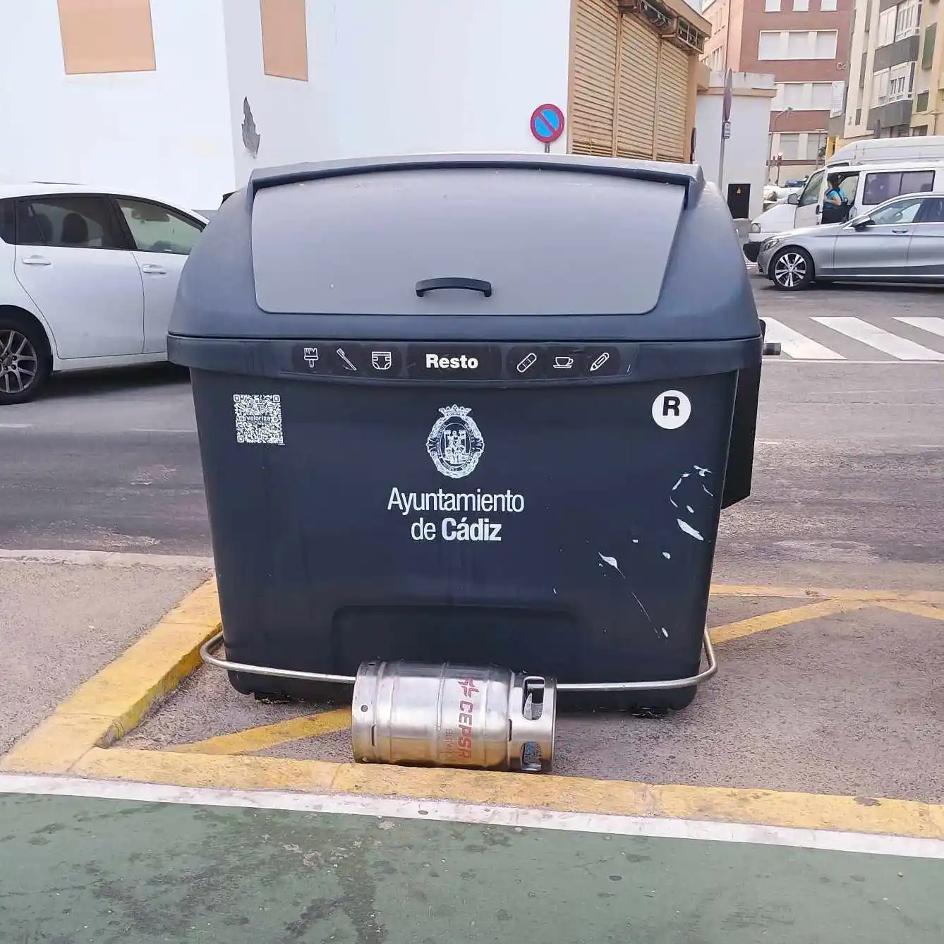 Image from Cádiz Abandonada: 🛢️Denuncian el abandono de bombona de butano en zona de contenedores ...
