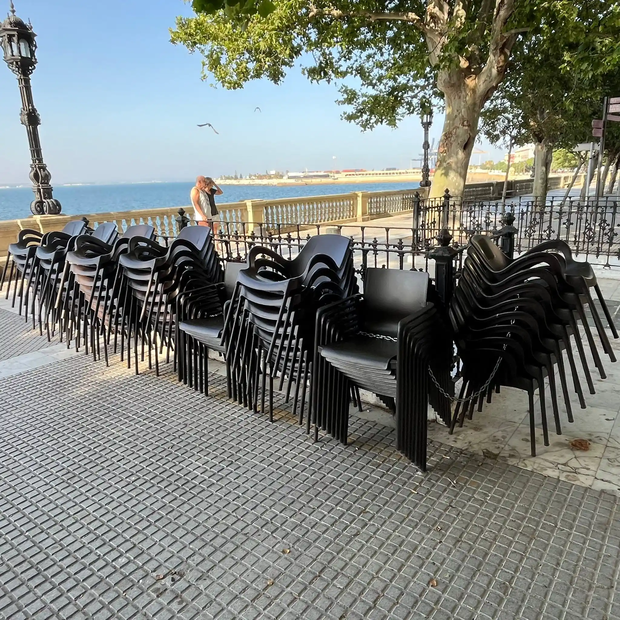 Image from Cádiz Abandonada: 🪑Denuncian el apilamiento de sillas en antiguos urinarios de la Alame...