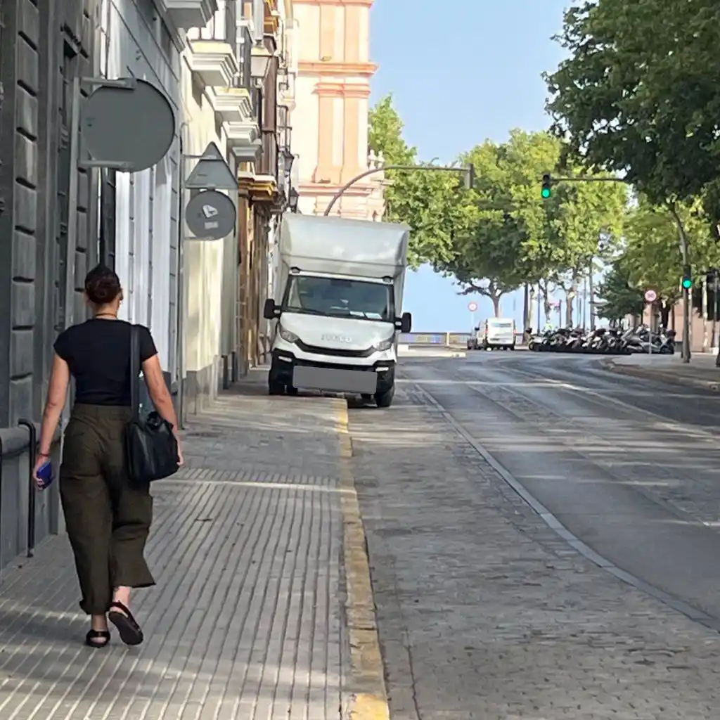 Image from Cádiz Abandonada: 🚛 Denuncian el estacionamiento de camión sobre acera y el bloqueo de ...