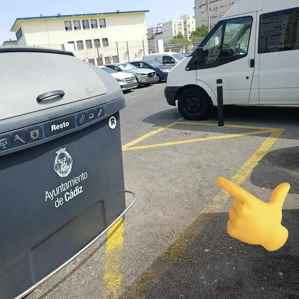 Image from Cádiz Abandonada: ♻️ Denuncian que meses después de que uno de los contenedores de resto...