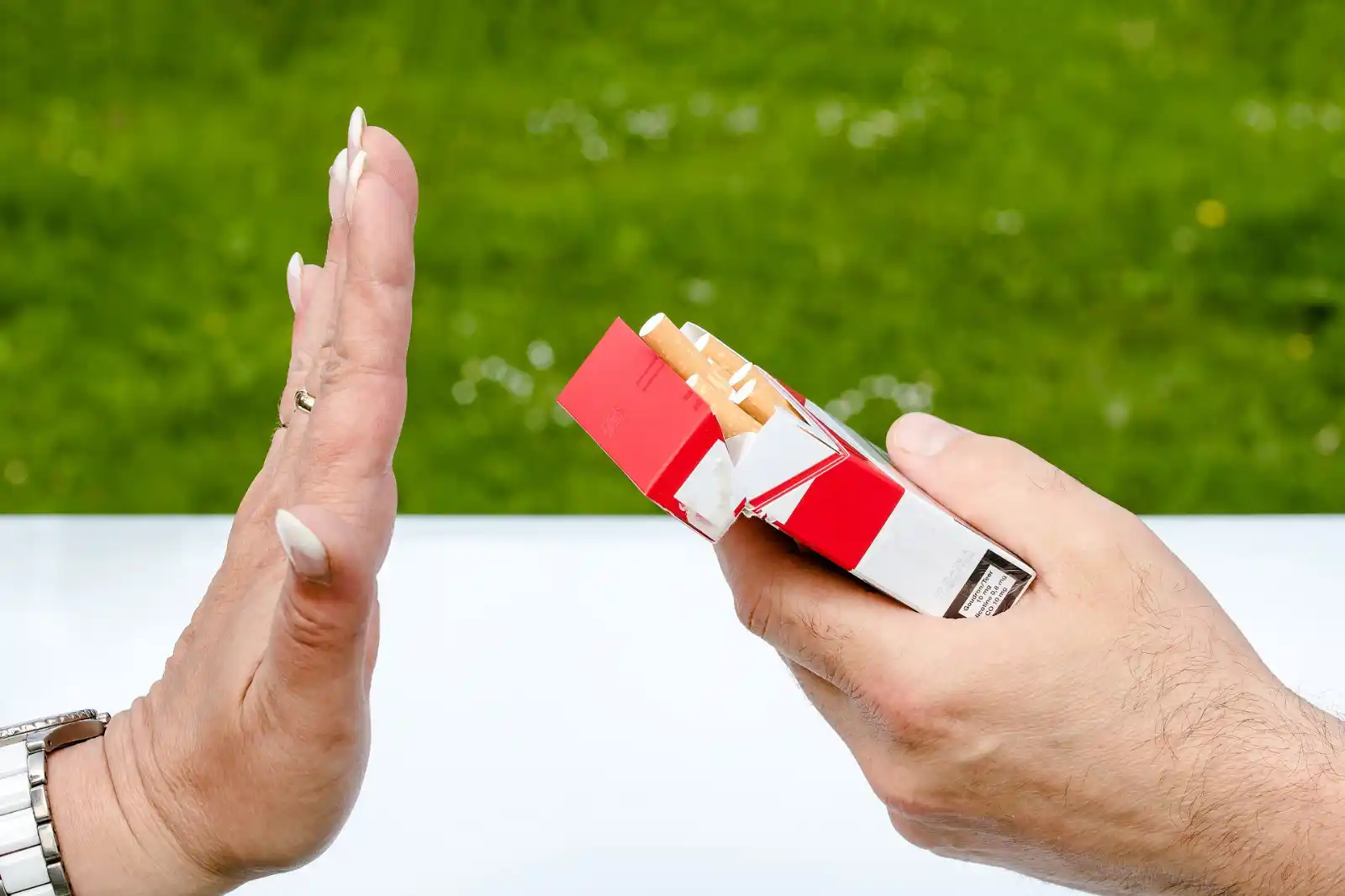 Image from Secret Wiki: 🚭 *Er/sie/du: Mit dem Rauchen aufhören?* An alle, die rauchen, oder ...