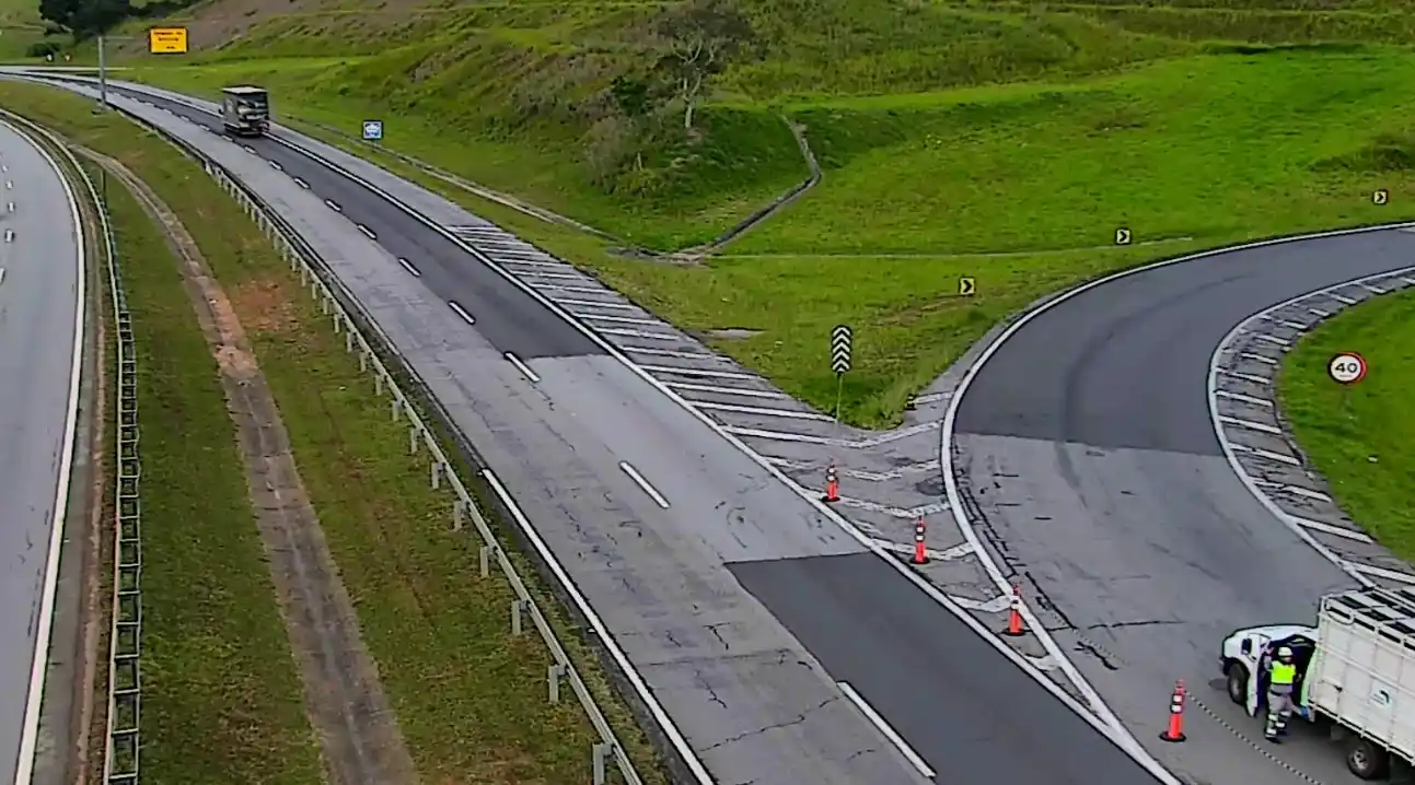 Image from Rota das Bandeiras: Grande fluxo de veículos no trecho entre Paulínia e Campinas na rodovi...