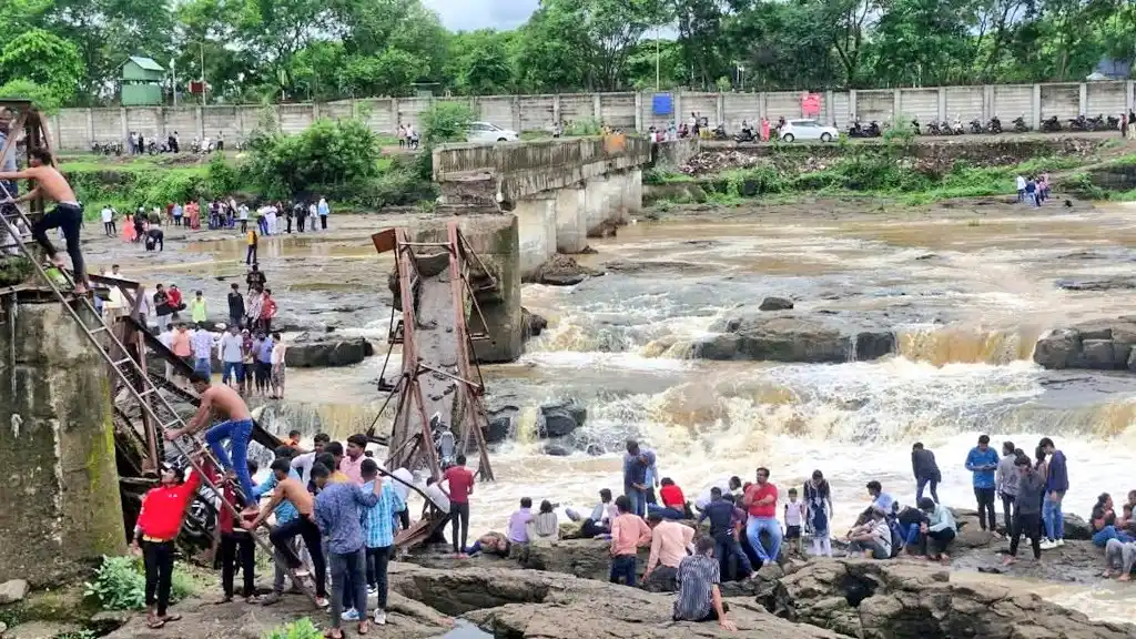 Image from Disha Bhoomi: महाराष्ट्र : पुणे में इंद्रायणी पुल की क्षमता करीब 100 लोगों की थी, ले...