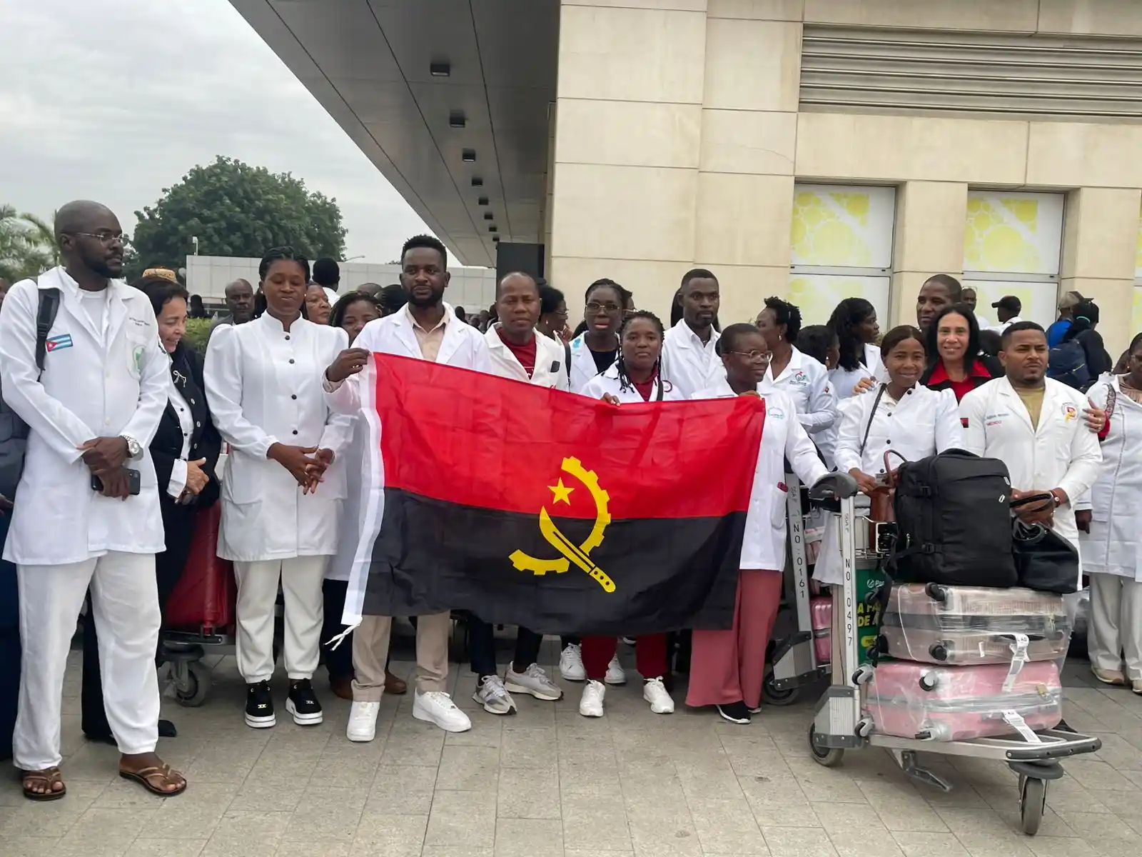 Image from Um só povo, uma só nação. CubAngola 🇨🇺🇦🇴: Mais de 130 médicos angolanos regressam ao país após formação em Cuba ...