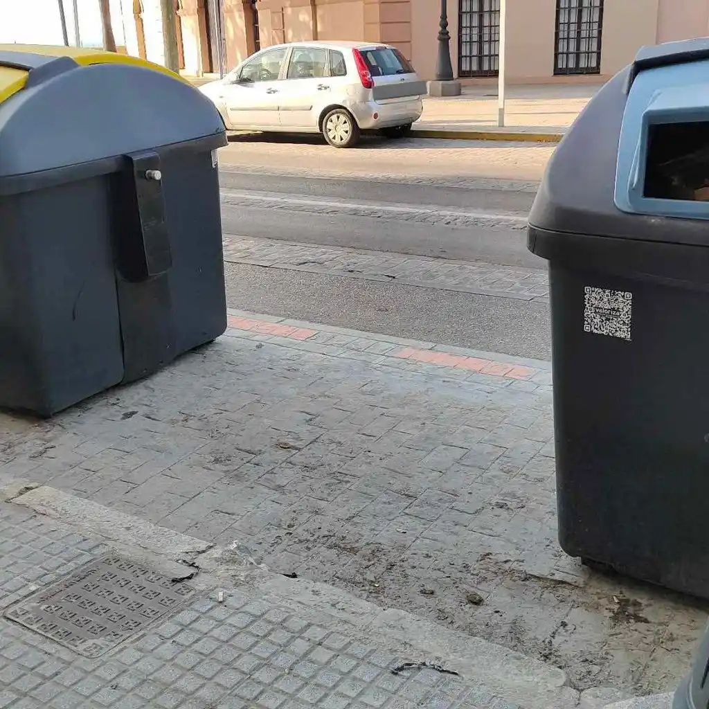 Image from Cádiz Abandonada: 🅿️ 🚗 Denuncian el desplazamiento de contenedores a zona de estaciona...