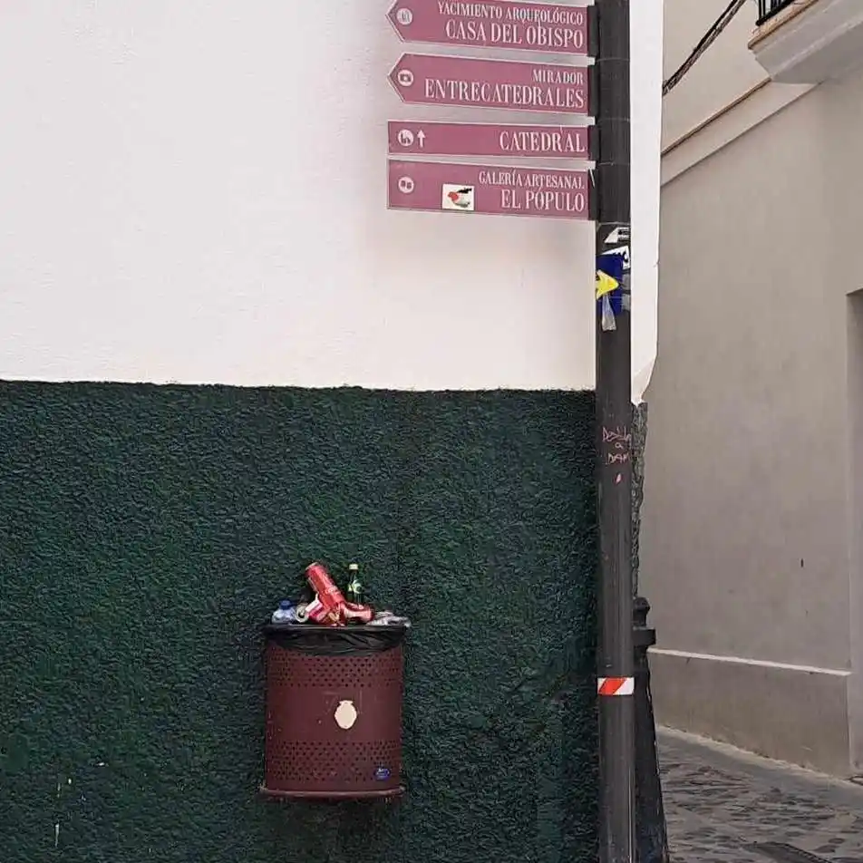Image from Cádiz Abandonada: 🚮 Papelera al máximo de su capacidad, a la espera de que se proceda a...