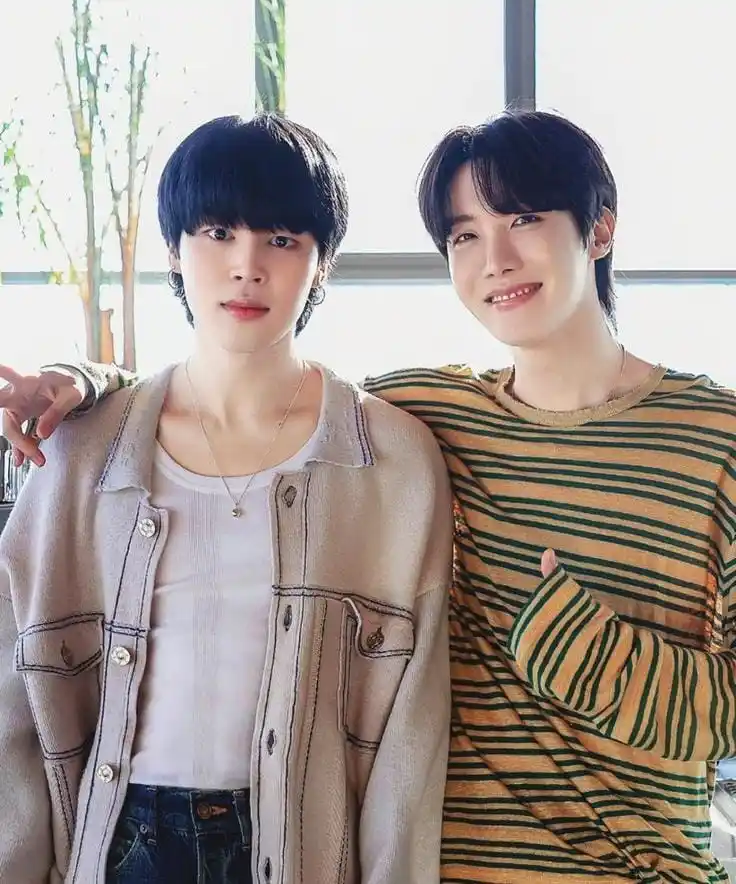 Image from • Park Jimin Universe Paraguay •: 📲 PJUMEDIA JIMIN vino a casita 🏡 J-hope estab en live en Weverse ...