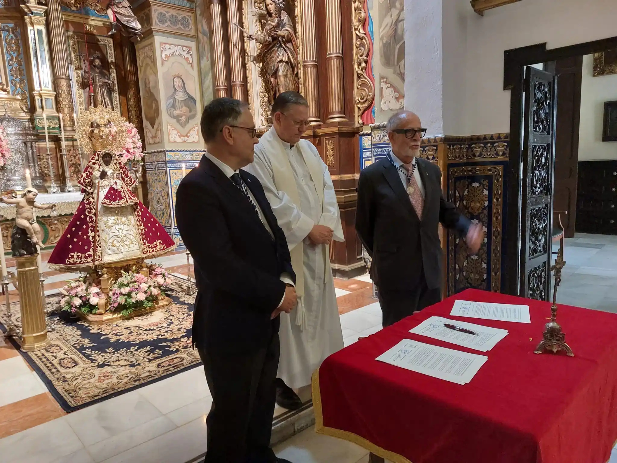 Image from Franciscana Hermandad de Nuestra Señora de Guadalupe de Sevilla: Tras la misa de 12h, ha tenido lugar el acto de firma del hermanamient...