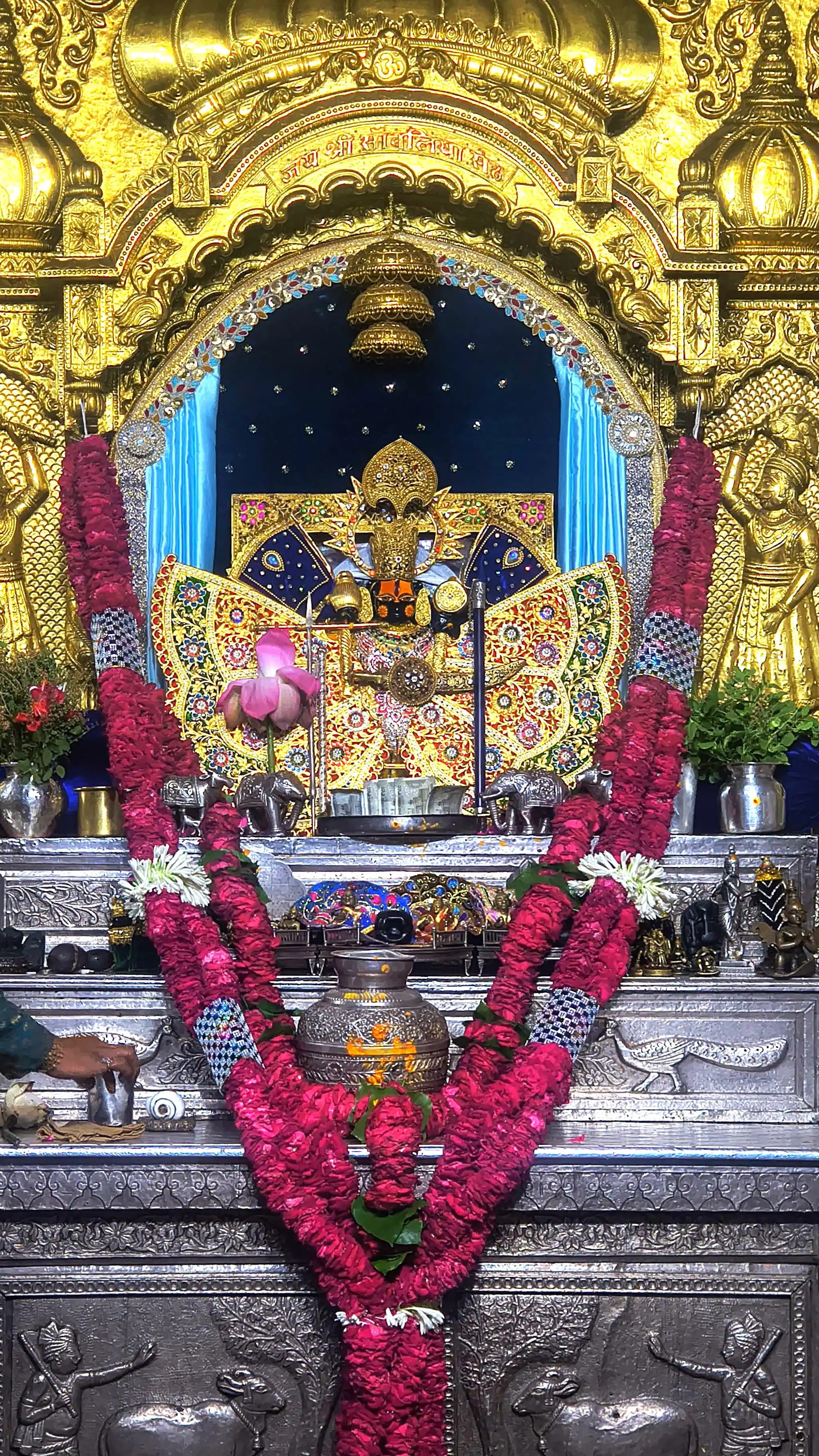 Image from @sanwariya__seth_ji_09: *10_जुन _2025*🚩🙏🏻 *आज_के_ श्रृंगार आरती दर्शन 🌸🙏।* <a class="te...