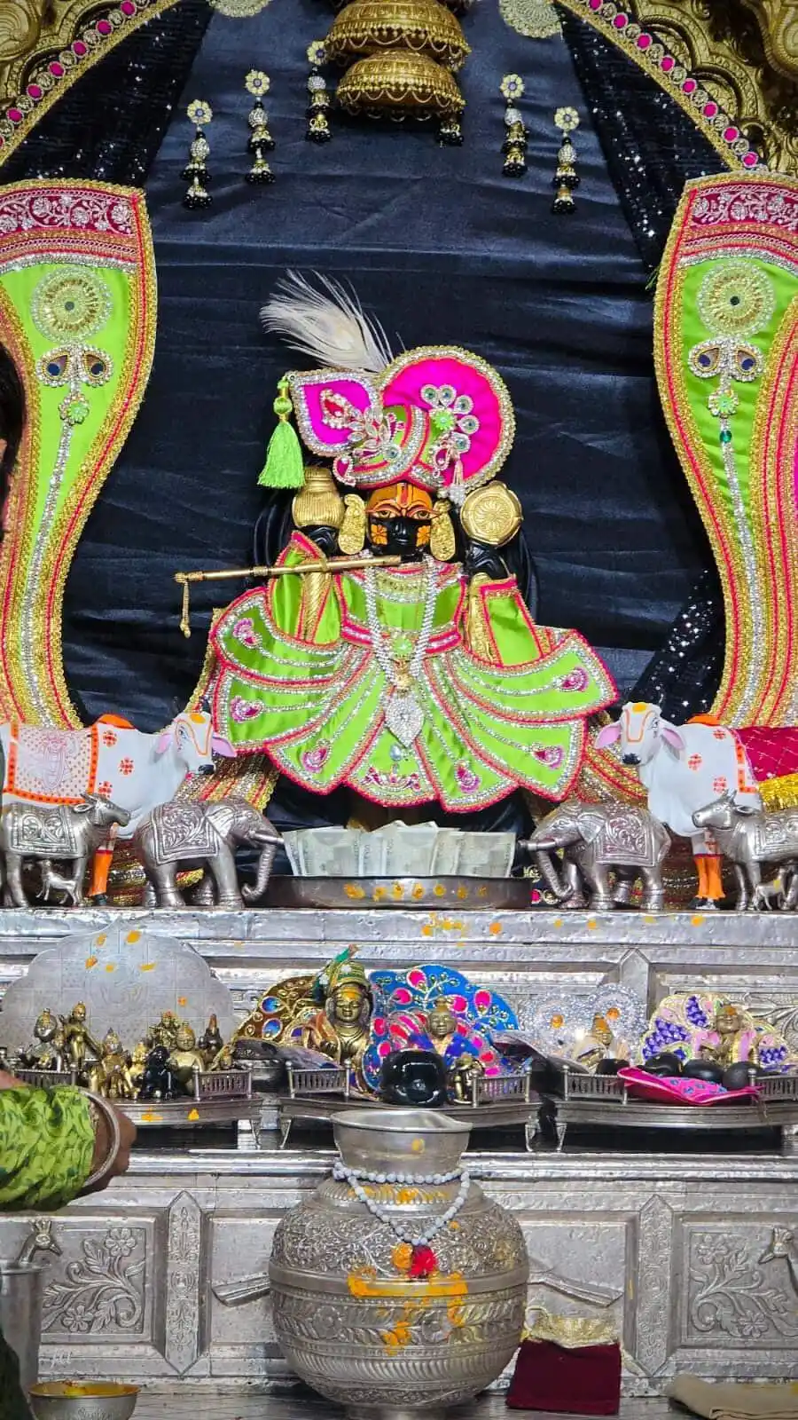 Image from @sanwariya__seth_ji_09: *12_जुन _2025*🚩🙏🏻 *आज_के_ श्रृंगार आरती दर्शन 🌸🙏।* <a class="te...