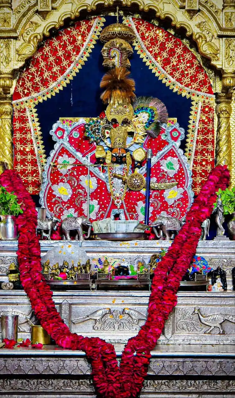 Image from @sanwariya__seth_ji_09: *18_जुन _2025*🚩🙏🏻 *आज_के_ श्रृंगार आरती दर्शन 🌸🙏।* <a class="te...