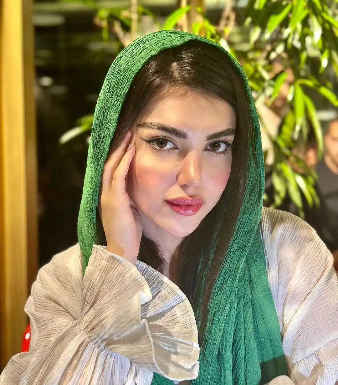 Image from AL صور بنات ستوريات انستا رمزيات بنات حزينه حالات واتساب قصص اشعار حب دردشه بنات تحشيش نكت مقاطع: ‏أنا أُنثى قوية‌ حتّی ‌في‌ ذبولها تَزهُر🤍...