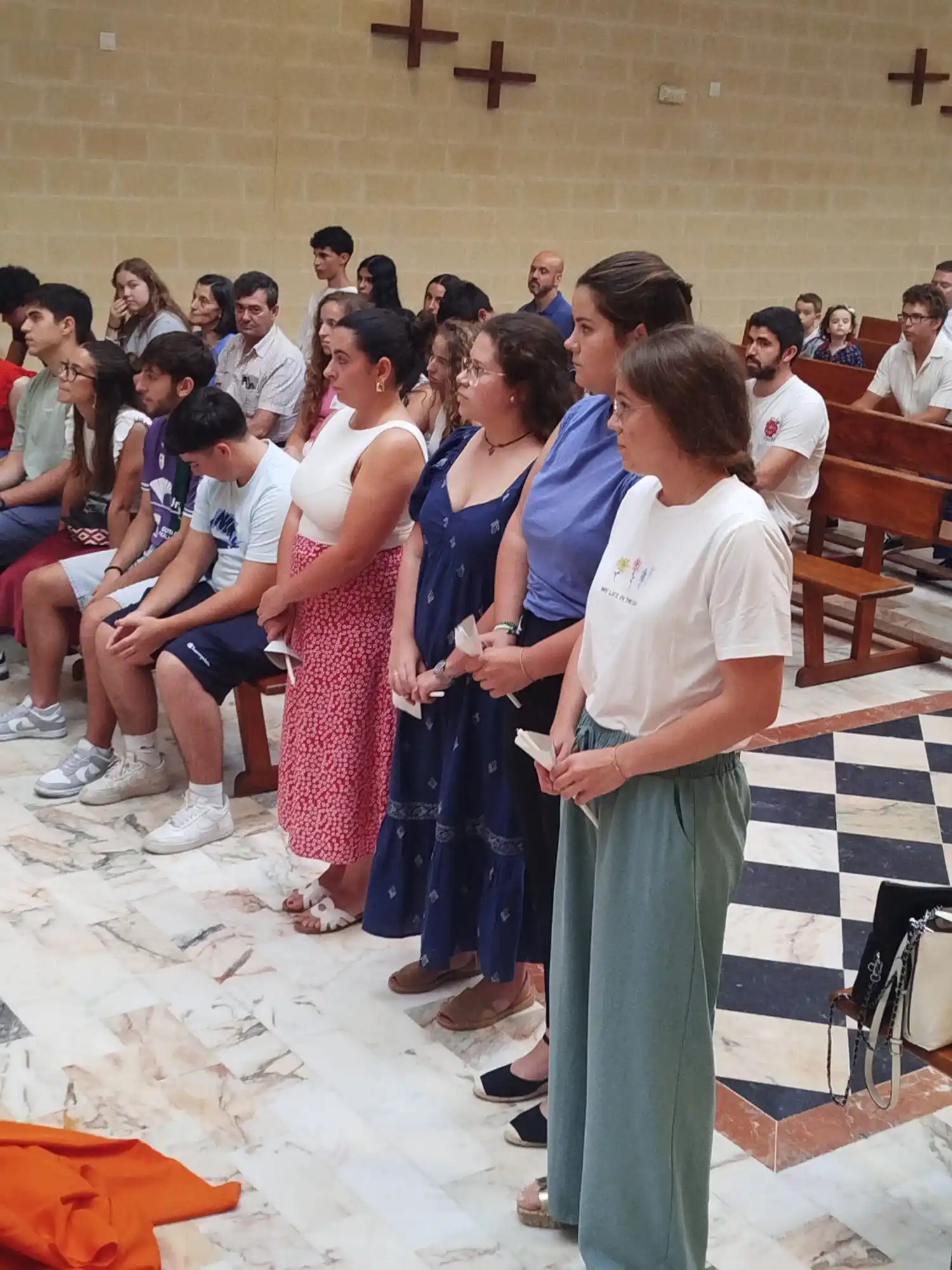 Image from Parroquia Santa María de la Amargura: Ayer dos jóvenes de nuestra parroquia, Ana y Judit, han sido enviadas,...