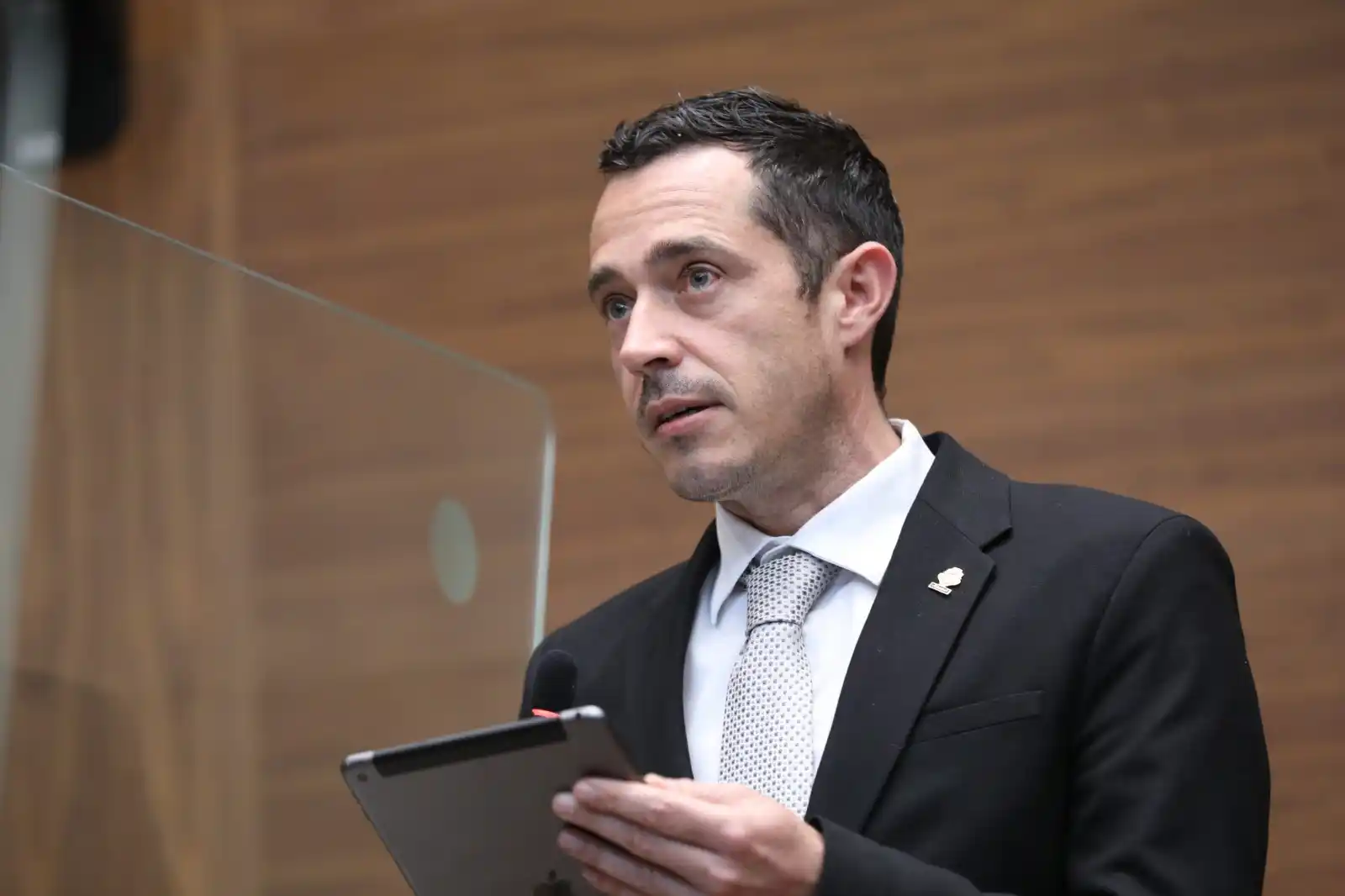 Image from CRC 89.1: *Diputado oficialista denuncia acoso con tecnología estatal en la DIS*...