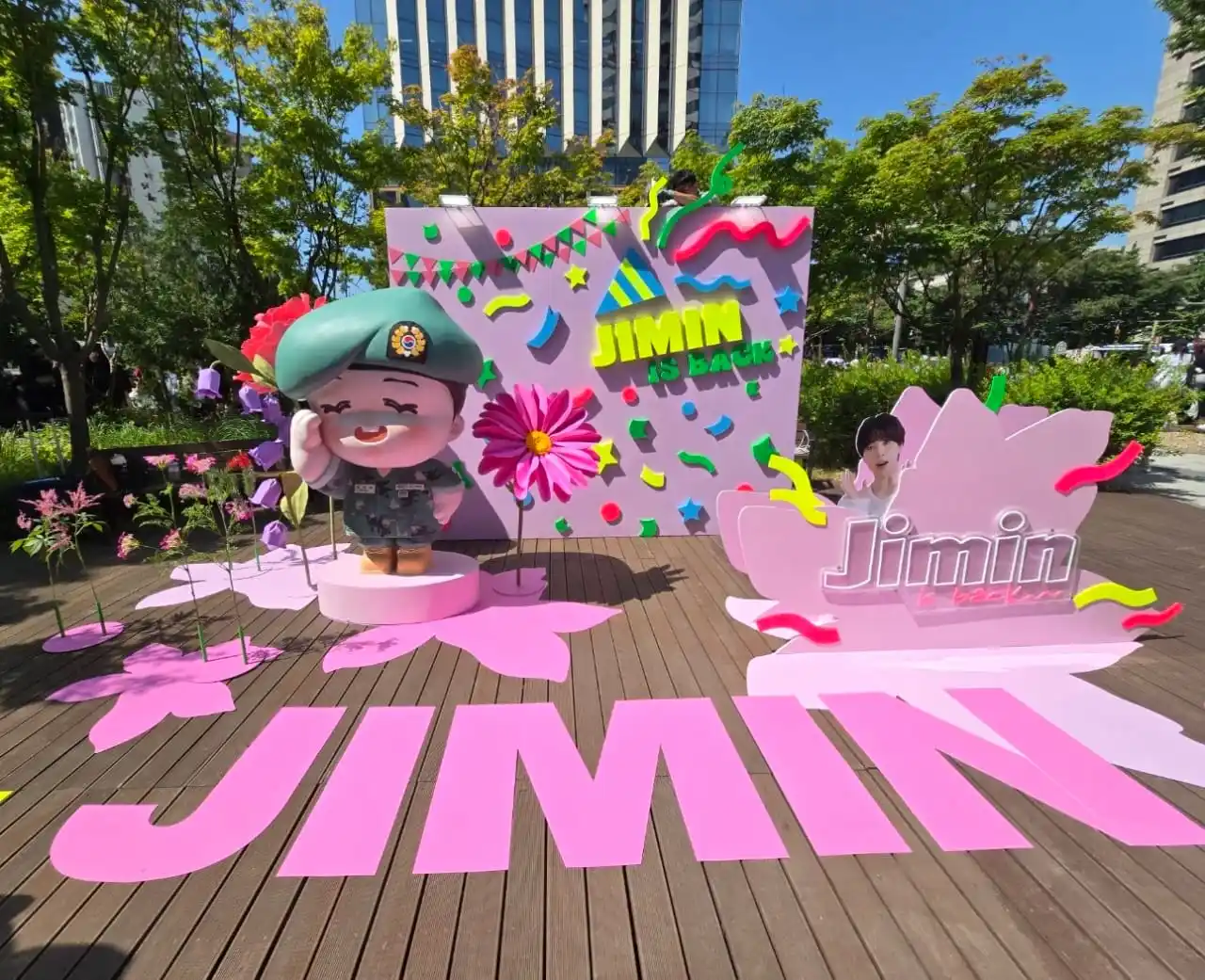 Image from MIMI_WORLD_FANSPAGE: *☆ - El evento fotográfico "Jimin Blooming Garden", que celebra el alt...