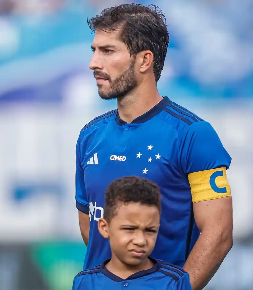 Image from Bolavip | Sou Cruzeiro: O Cruzeiro decidiu ampliar, o contrato do volante Lucas Silva (32), at...