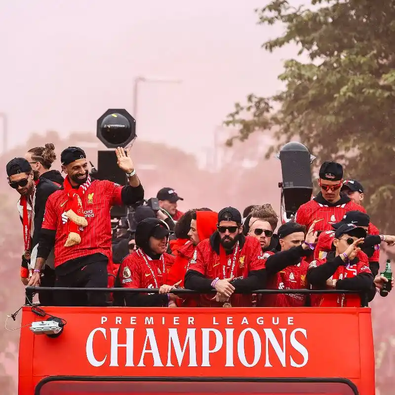 Image from Liverpool FC Português: O desfile começou, Reds 🤩🔴 <a class="text-blue-500 hover:underline...