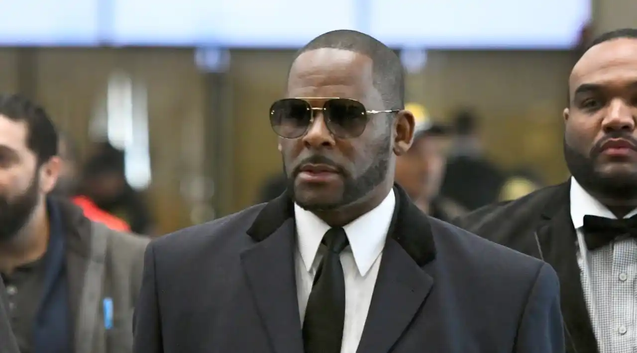 Image from CRC 89.1: *Rapero R. Kelly hospitalizado tras emergencia médica en prisión: cant...