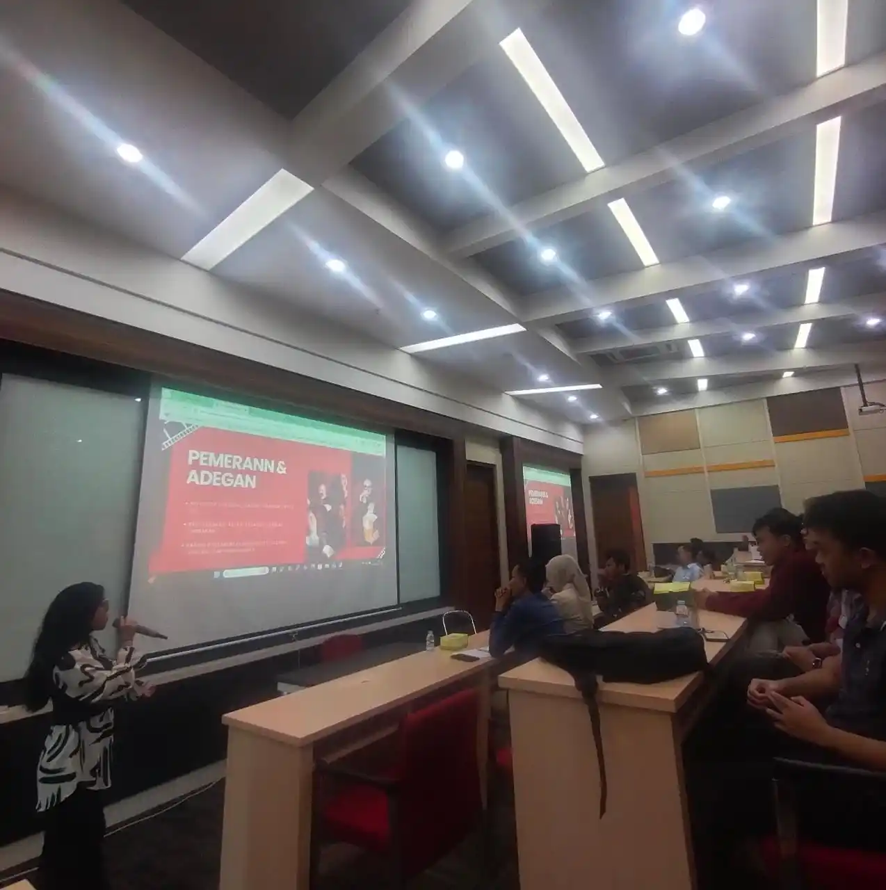 Image from my my ♡ ࣪˖: suasana nya kaya gini.. yang duduk di depan itu dosen dan sisanya audi...