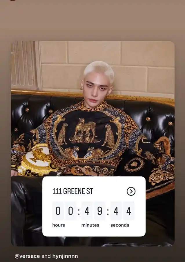 Image from 𝐇𝐘𝐔𝐍𝐋𝐈𝐗 𝐀𝐑𝐂𝐇𝐈𝐕𝐄𝐒 ⋆˚࿔: *ᝰ.ᐟ MENTION HYUNJIN ᝰ.ᐟ* Pembaruan story manajer humas Versace Korea...