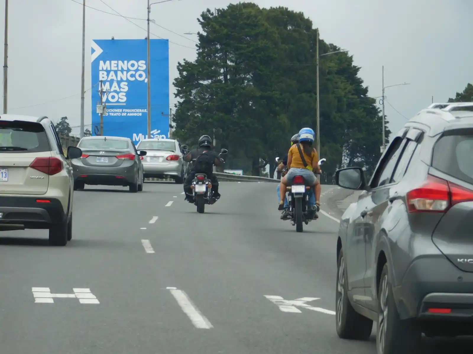 Image from CRC 89.1: *Tránsito multó a más de 3400 motociclistas en el año por no usar ropa...